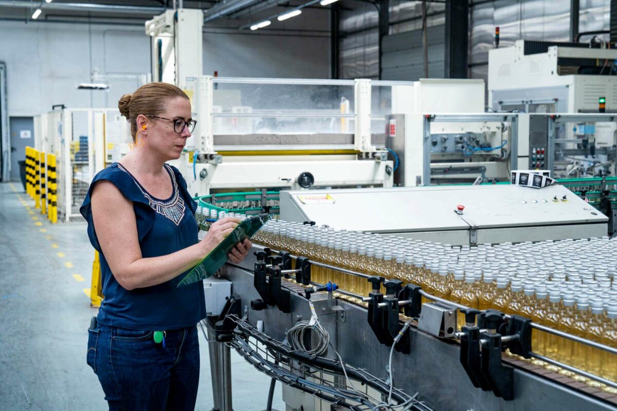 Embouteillage vin femme